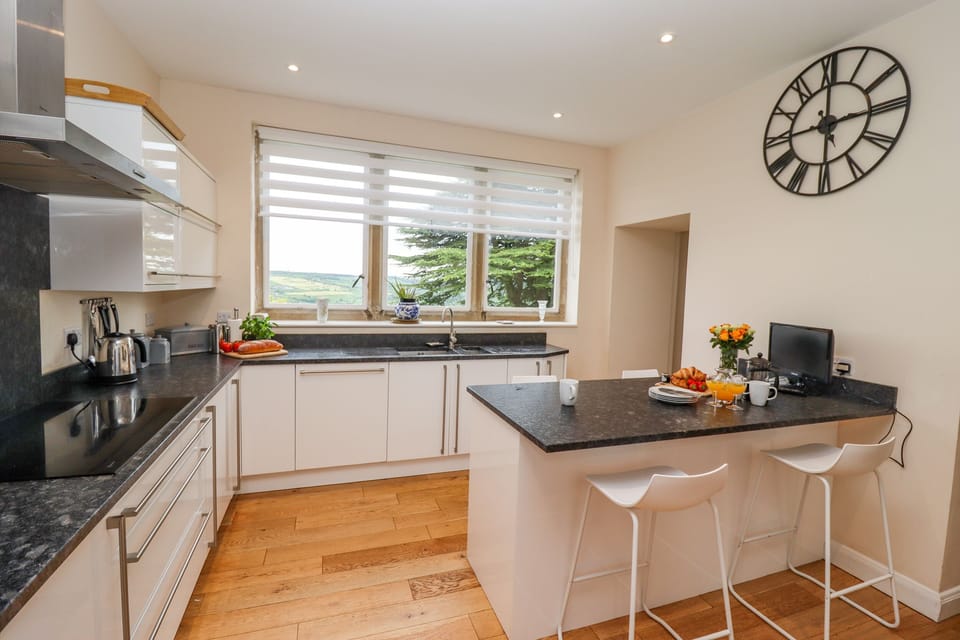 Cottage | Private kitchen | Fridge, microwave, dishwasher, electric kettle