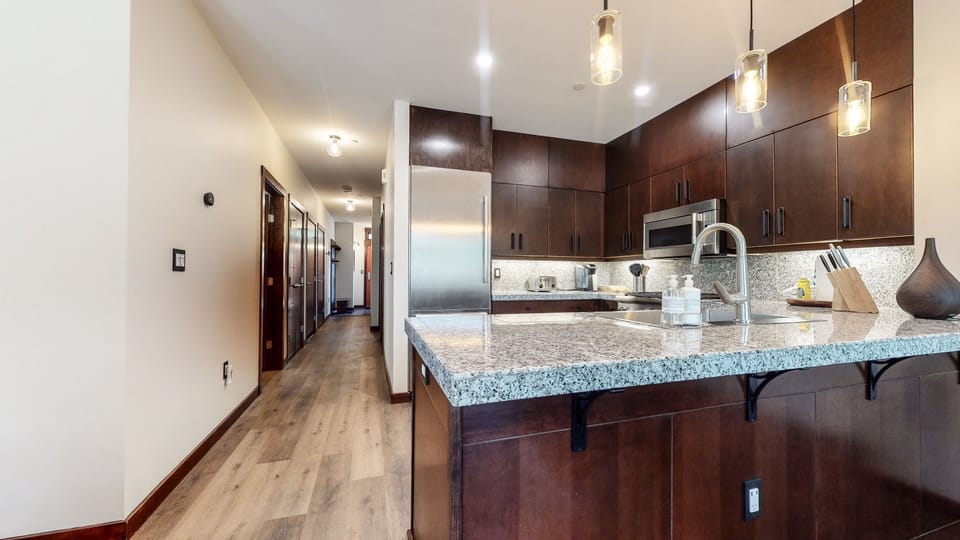 Flooring, Floor, Hardwood, Indoors, Room