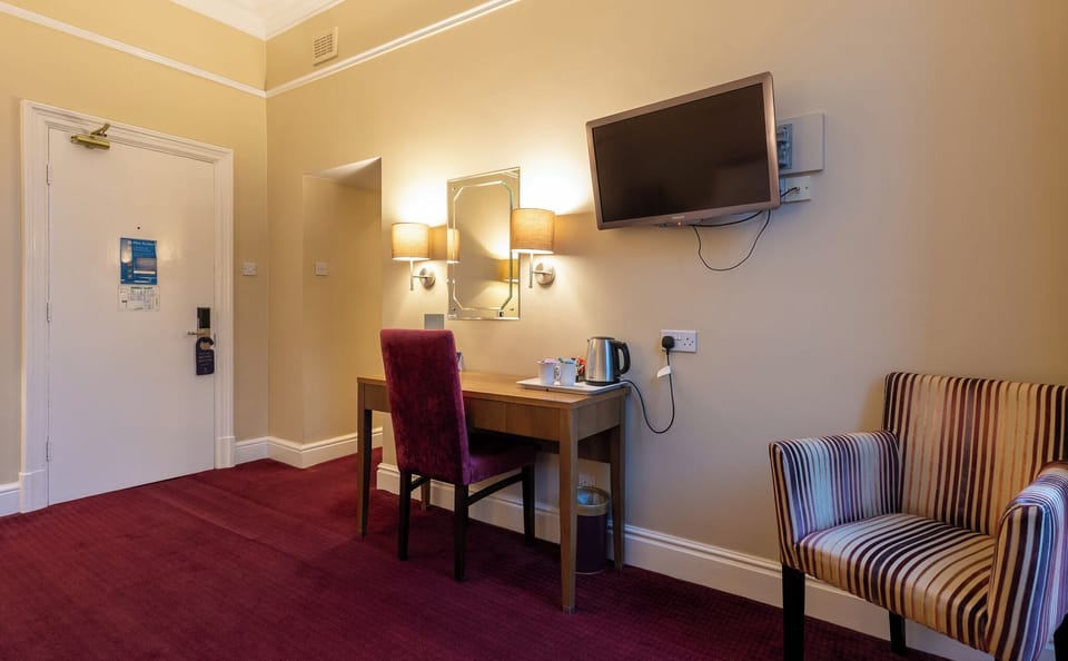 Twin Room | Desk, iron/ironing board, WiFi (free), bed sheets