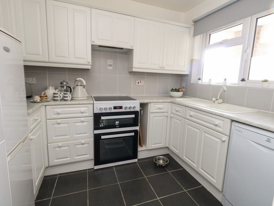 Cottage | Private kitchen | Fridge, dishwasher, electric kettle, toaster