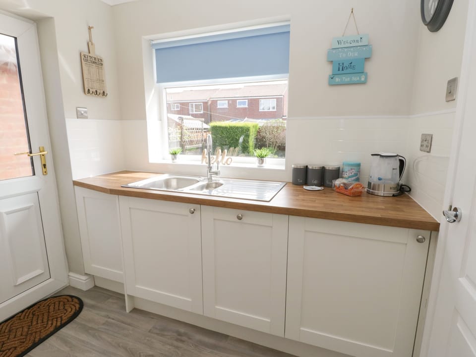 Cottage | Private kitchen | Fridge, microwave, dishwasher, electric kettle