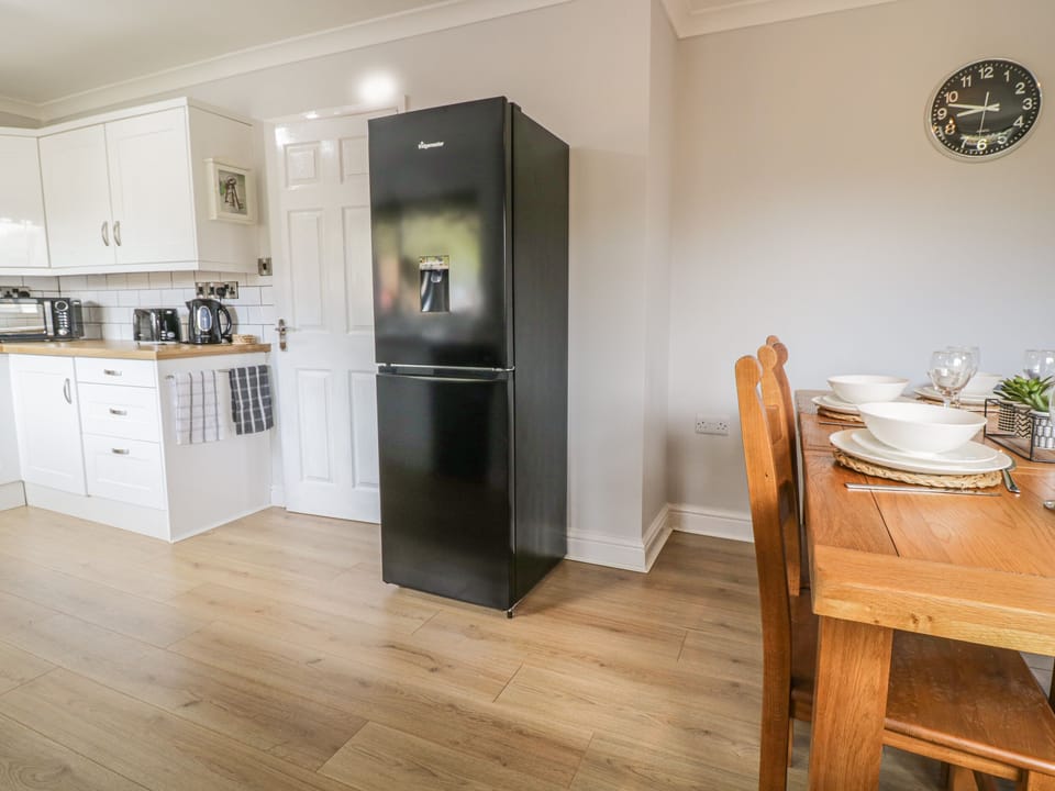 Cottage | Private kitchen | Fridge, dishwasher, electric kettle, toaster