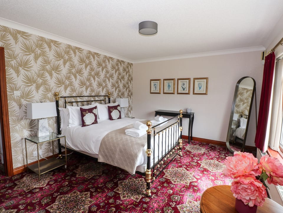 Cottage | 3 bedrooms, individually decorated, individually furnished, free WiFi