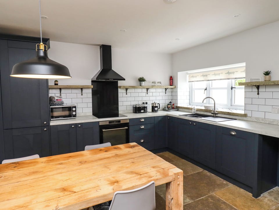 Cottage | Private kitchen | Fridge, microwave, dishwasher, electric kettle