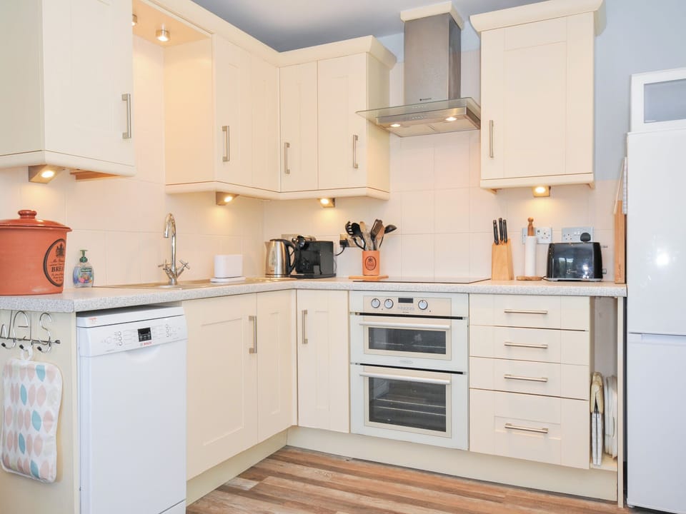 Cottage | Private kitchen | Fridge, microwave, dishwasher, cookware/dishes/utensils