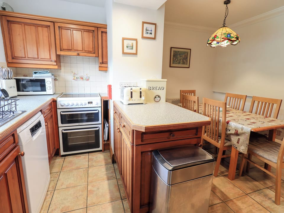 Cottage | Private kitchen | Fridge, microwave, dishwasher, electric kettle