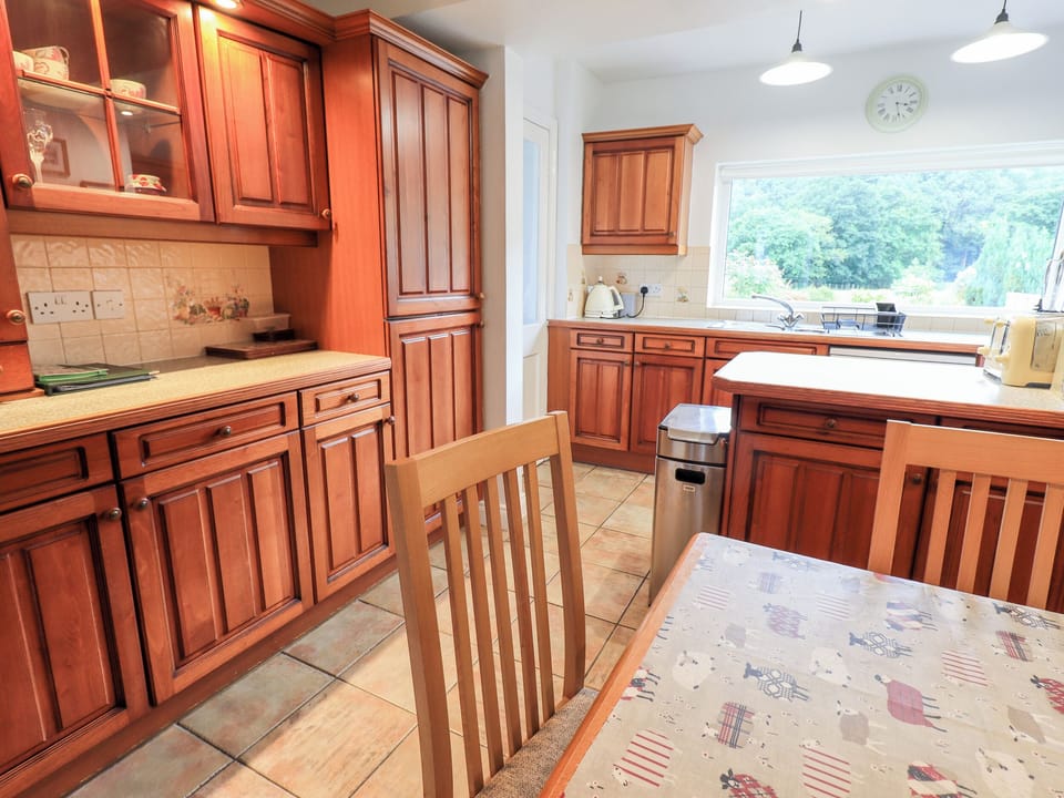 Cottage | Private kitchen | Fridge, microwave, dishwasher, electric kettle