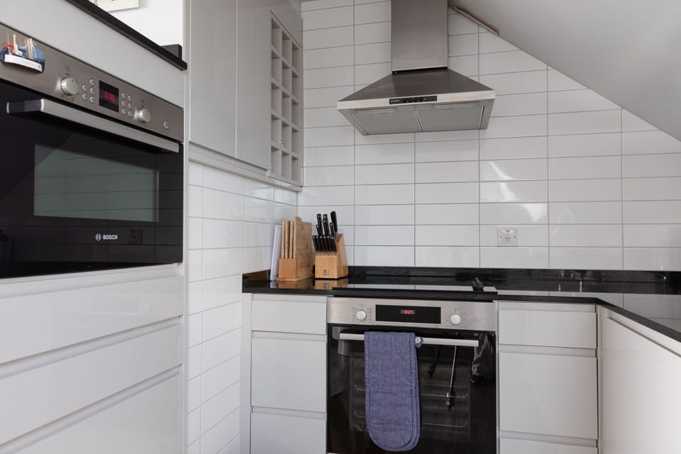 Cottage | Private kitchen | Fridge, microwave, dishwasher, cookware/dishes/utensils