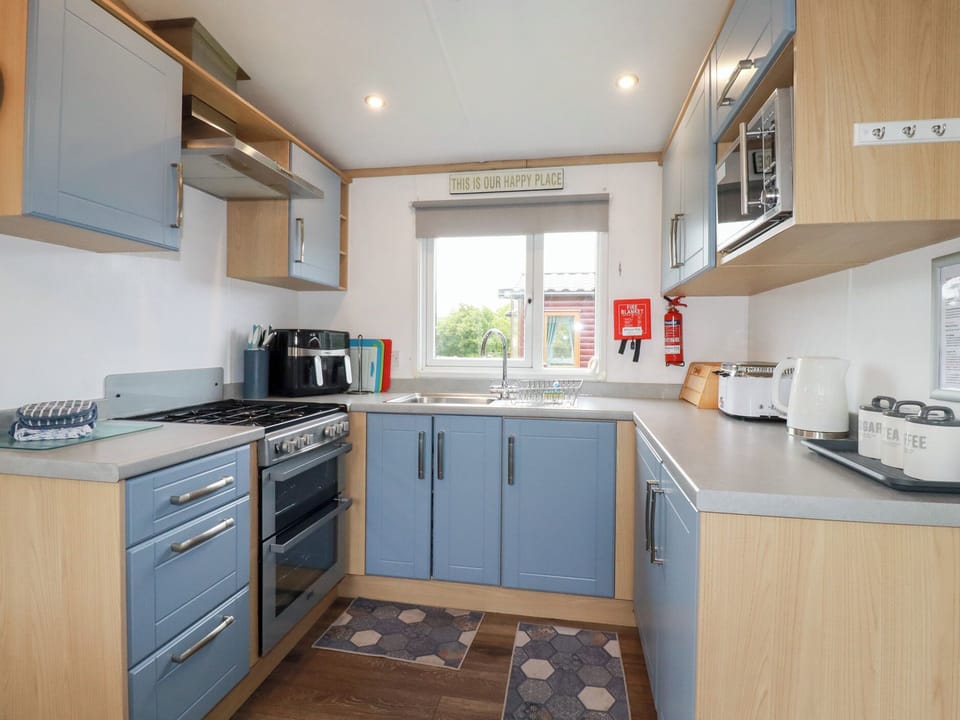 Cottage | Private kitchen | Fridge, microwave, electric kettle, toaster