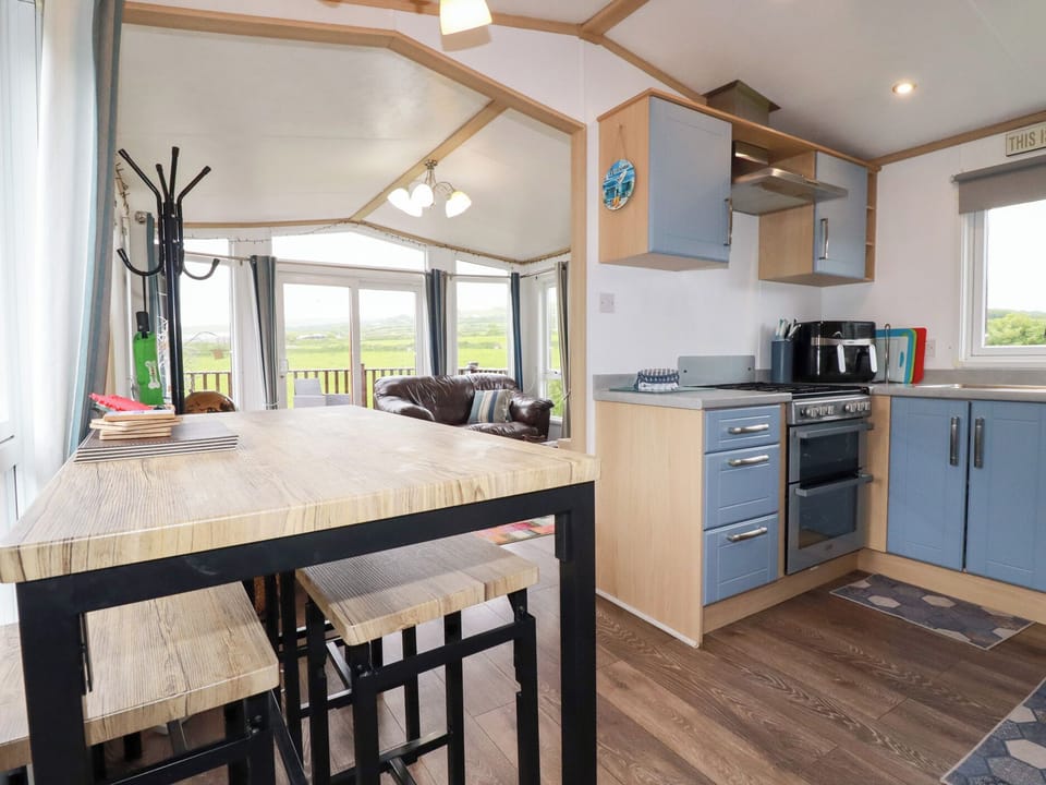 Cottage | Private kitchen | Fridge, microwave, electric kettle, toaster