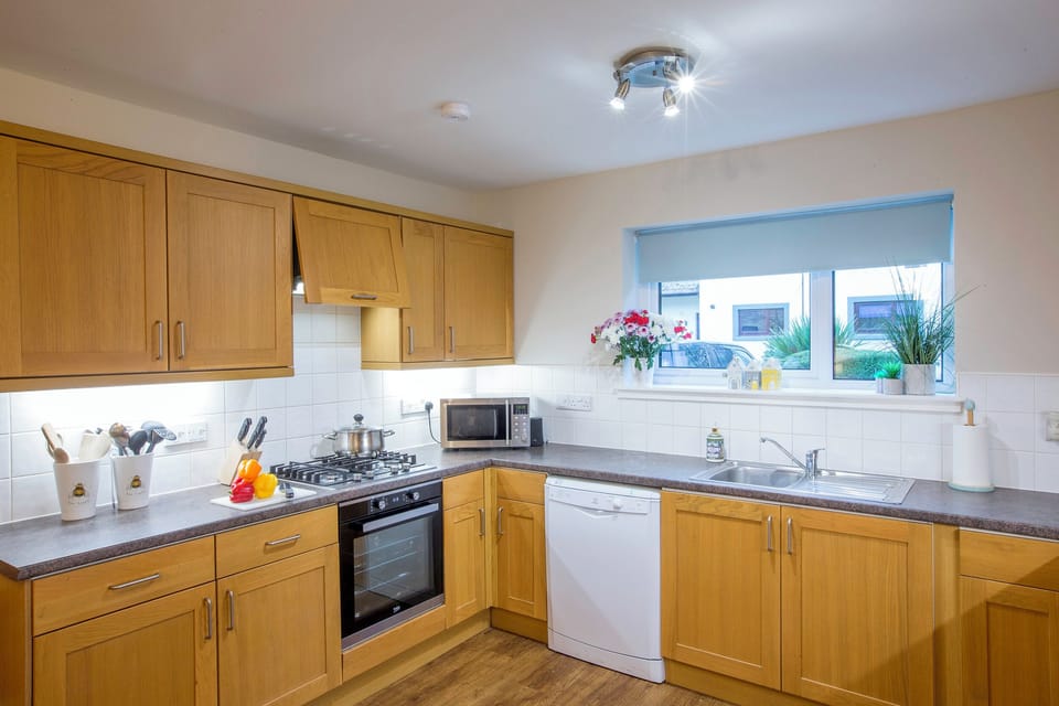 Cottage | Private kitchen | Fridge, microwave, dishwasher, electric kettle