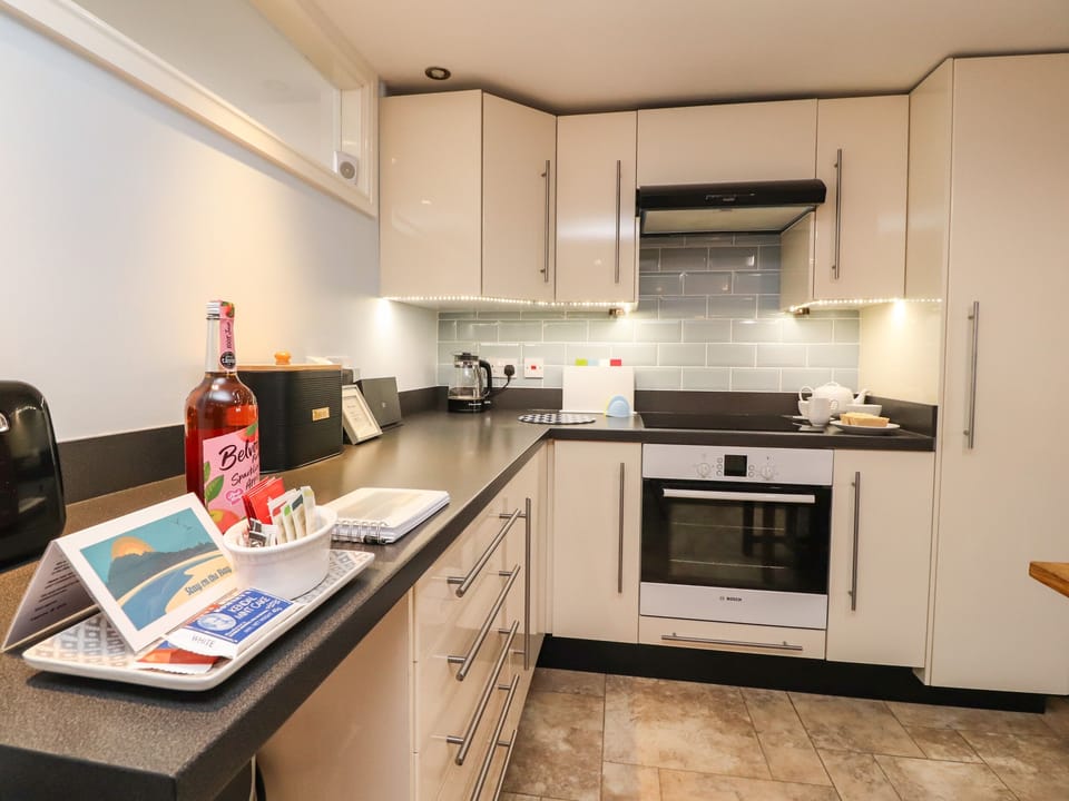Cottage | Private kitchen | Fridge, electric kettle, toaster, cookware/dishes/utensils