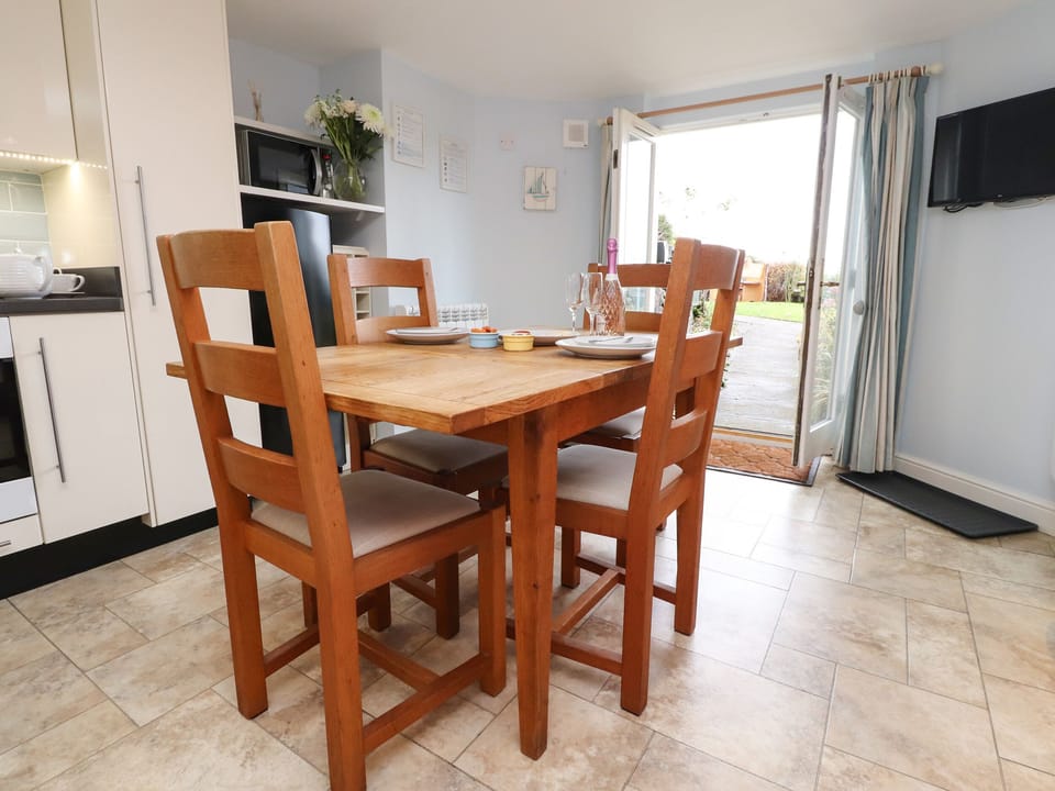 Cottage | Dining