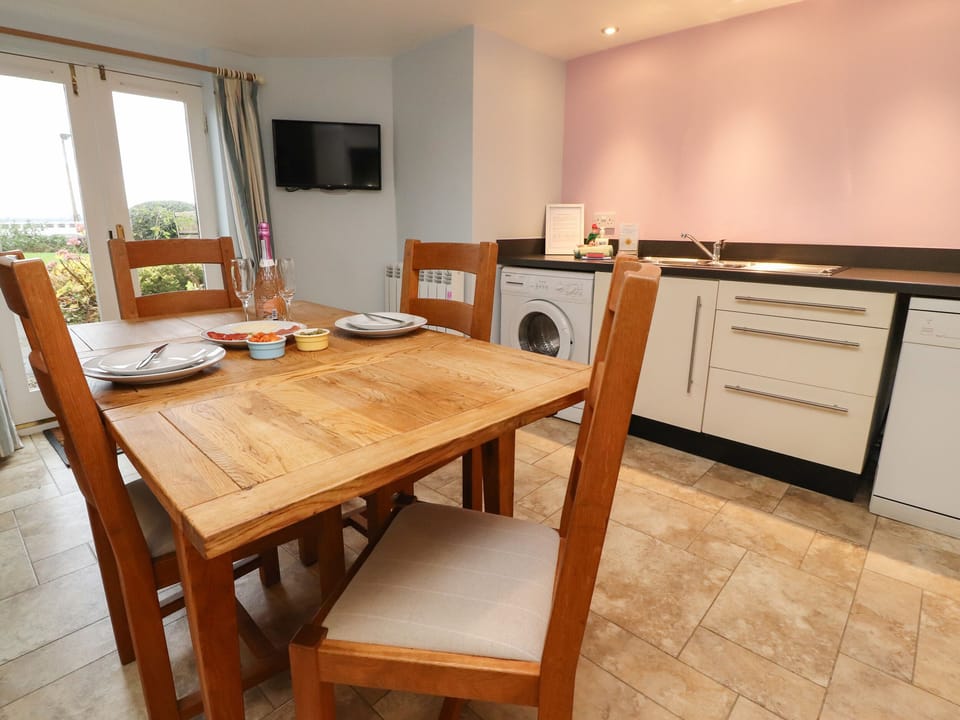 Cottage | Dining