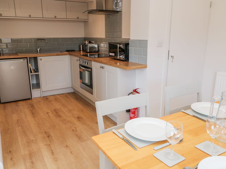 Cottage | Private kitchen | Fridge, microwave, dishwasher, cookware/dishes/utensils