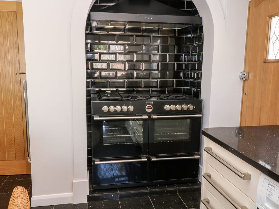 Cottage | Private kitchen | Fridge, dishwasher, cookware/dishes/utensils