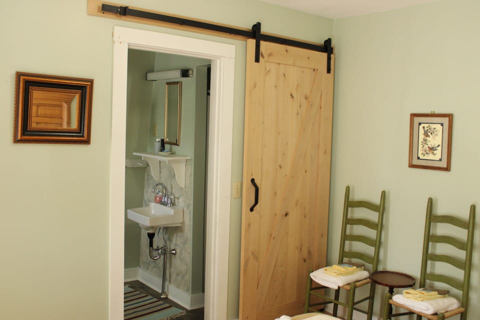 Foothills- Room 17 | Individually decorated, individually furnished, blackout drapes