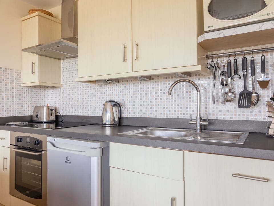 Cottage | Private kitchen | Fridge, microwave, dishwasher, electric kettle