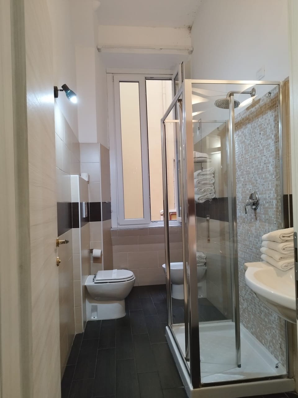 Grand Room | Bathroom | Shower, free toiletries, hair dryer, slippers