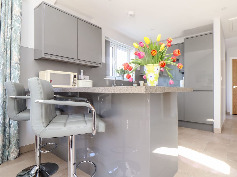 Cottage | Private kitchen | Fridge, microwave, cookware/dishes/utensils