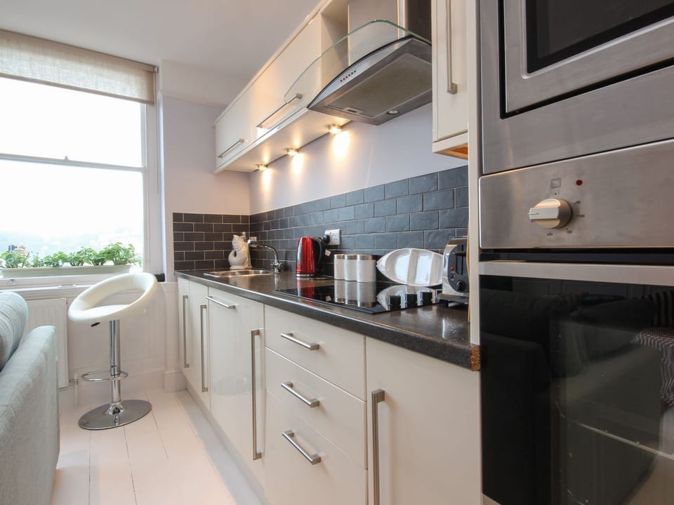 Cottage | Private kitchen | Fridge, cookware/dishes/utensils