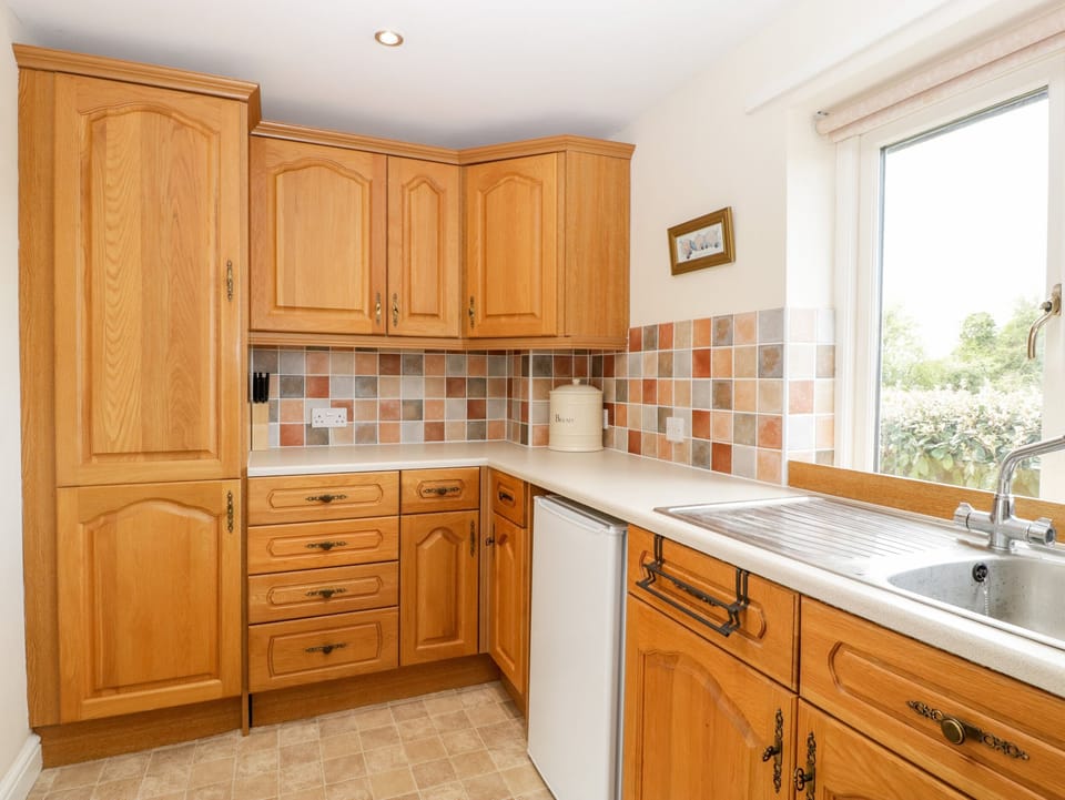 Cottage | Private kitchen | Fridge, microwave, cookware/dishes/utensils