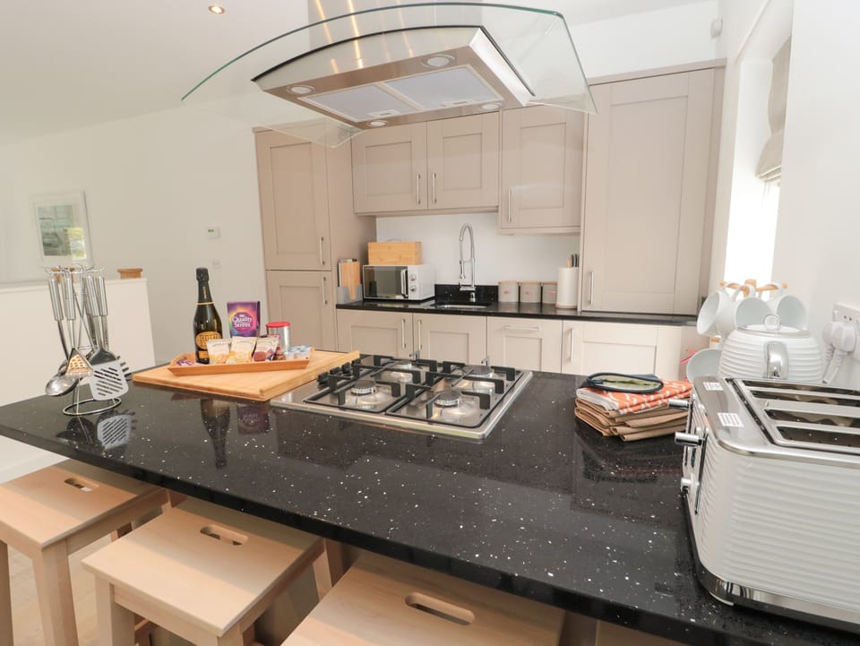Cottage | Private kitchen | Fridge, microwave, dishwasher, cookware/dishes/utensils