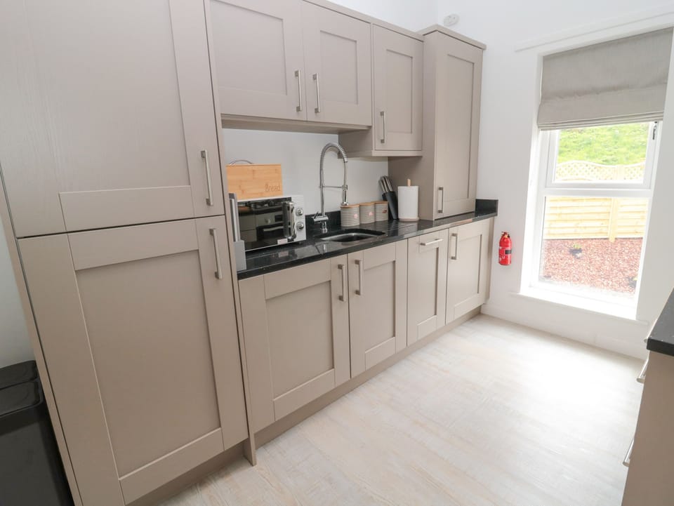 Cottage | Private kitchen | Fridge, dishwasher, cookware/dishes/utensils