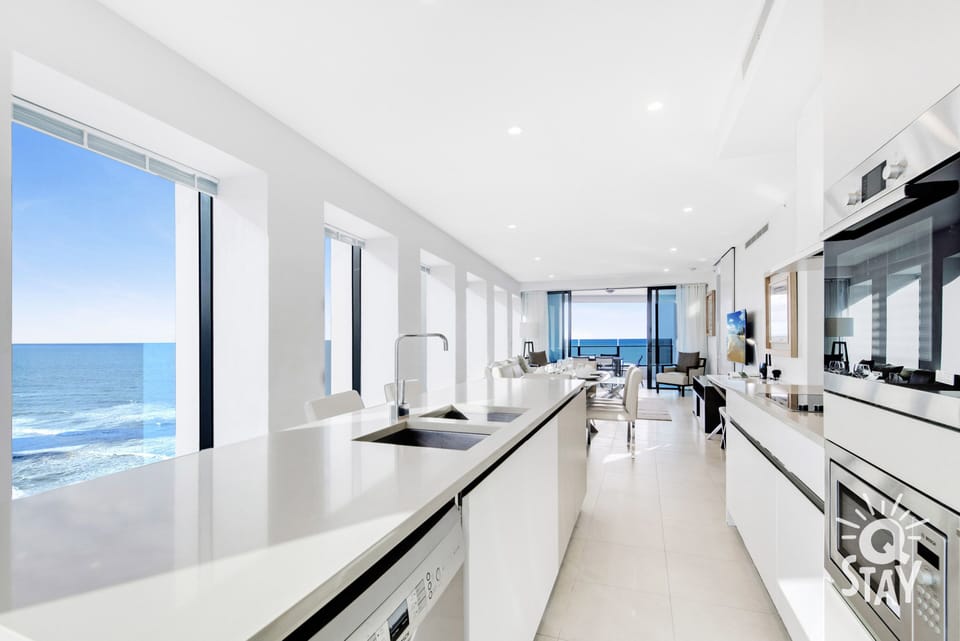 Fully equipped kitchen with modern furnishings 🍽