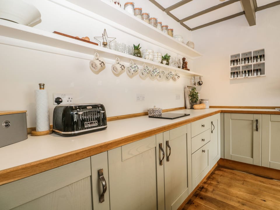 Cottage | Private kitchen | Fridge, dishwasher, electric kettle, toaster