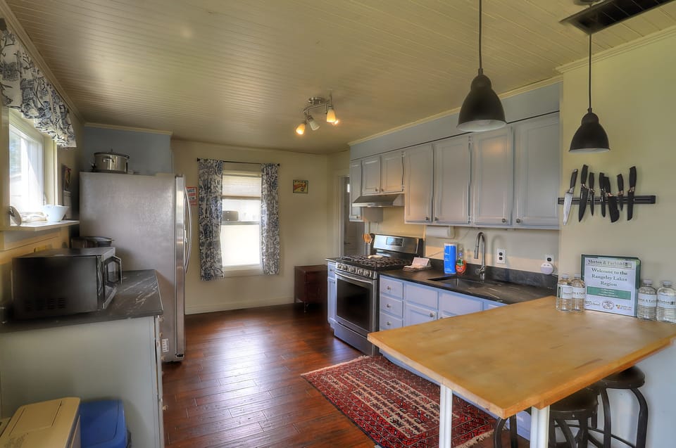Kitchen - Bar seating for 2!