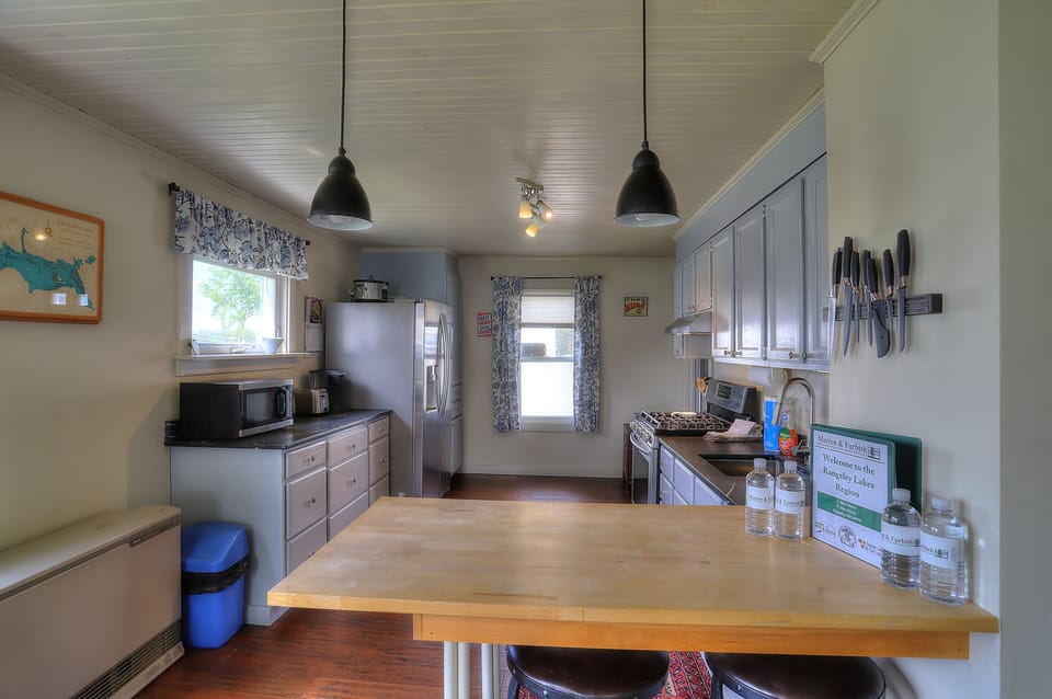 Kitchen - equipped with everything you need (except dishwasher)!