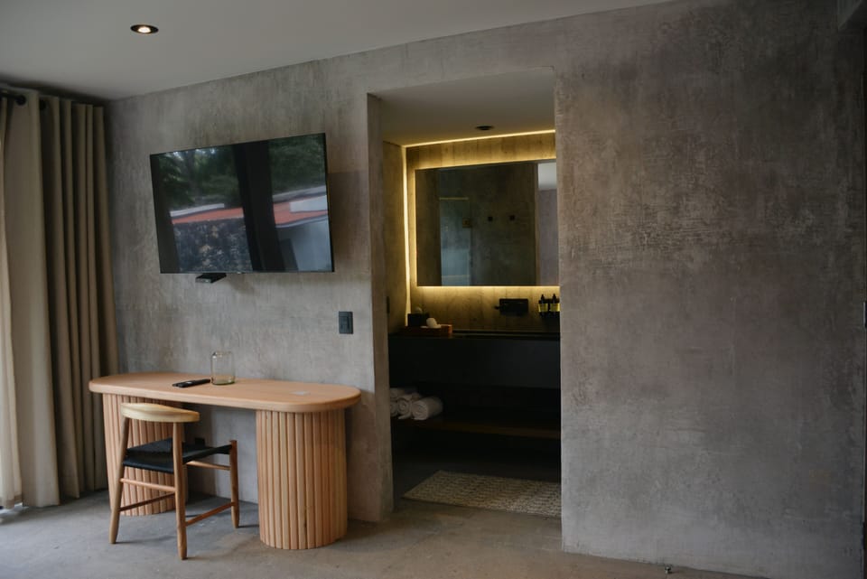 Shower, rainfall showerhead, free toiletries, bathrobes