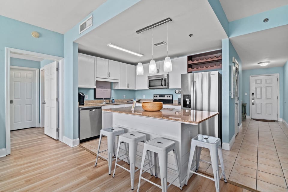 Fully equipped kitchen with brand new set of appliances (2022)