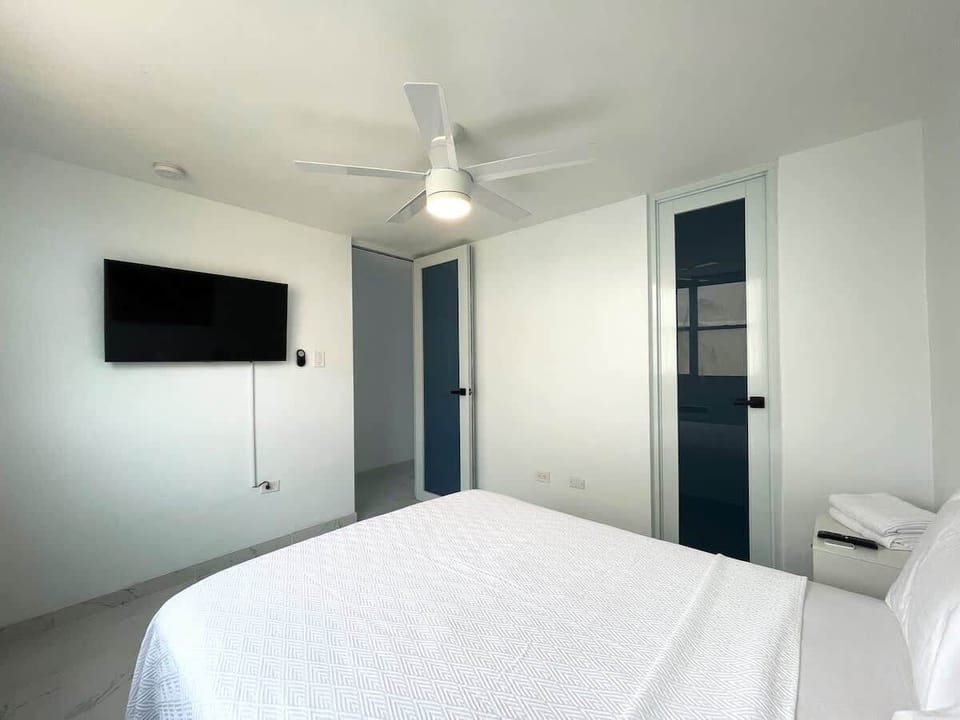 Bedroom 2: Queen bed