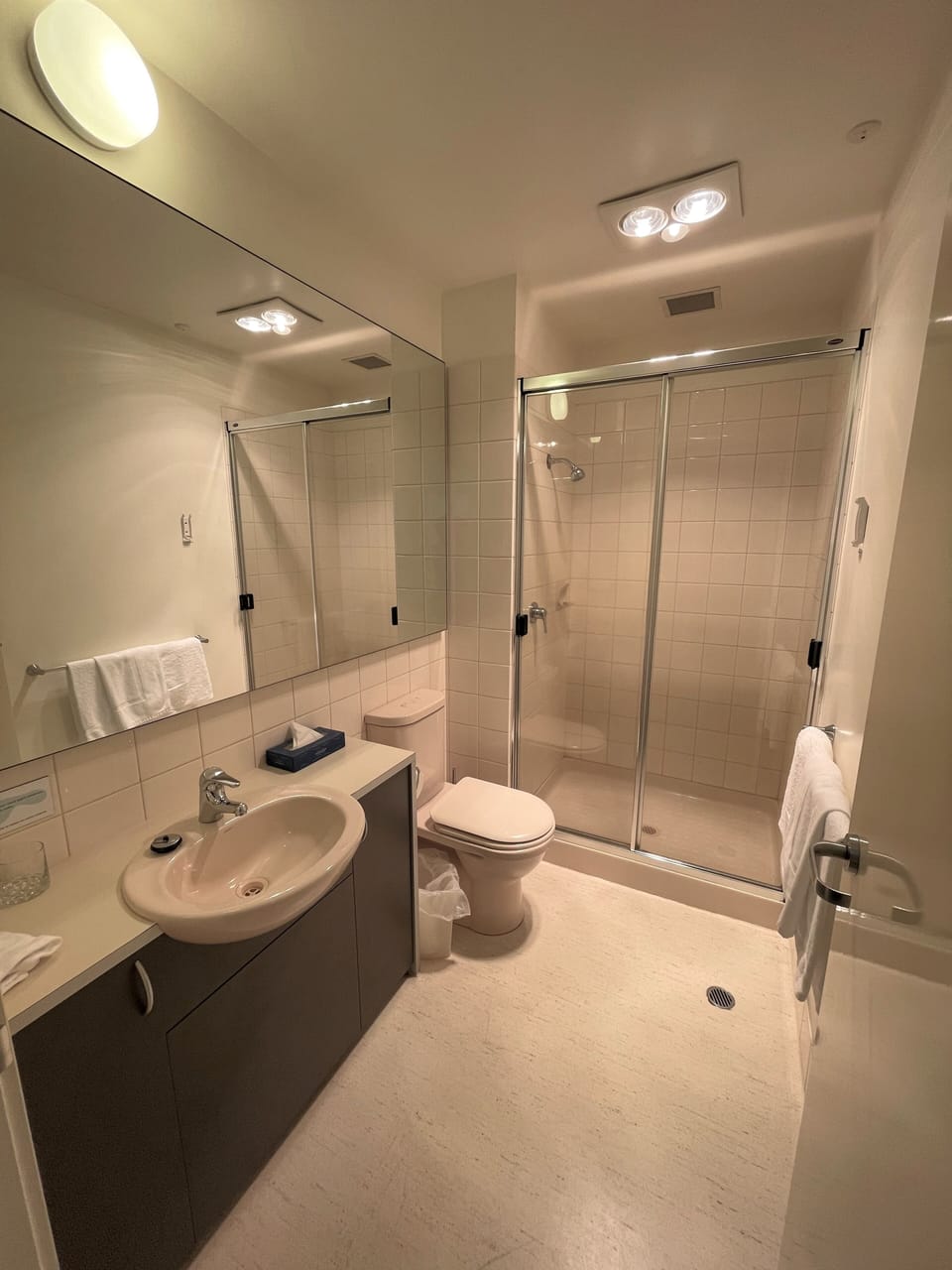 Superior King Room | Bathroom | Shower, free toiletries, hair dryer, towels