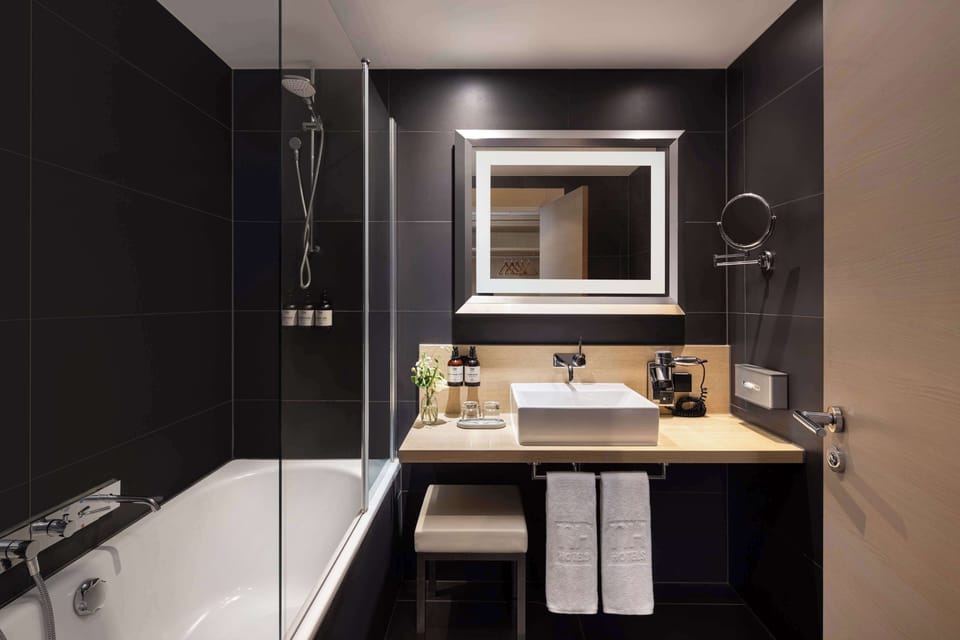 Standard Room (View) | Bathroom | Eco-friendly toiletries, towels