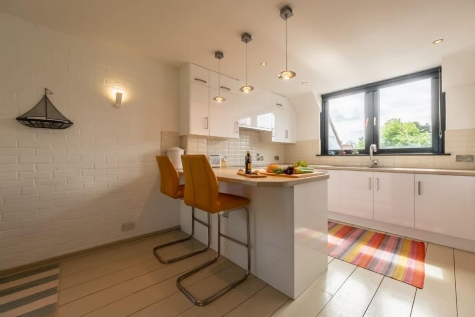 First floor: Breakfast bar with two stools