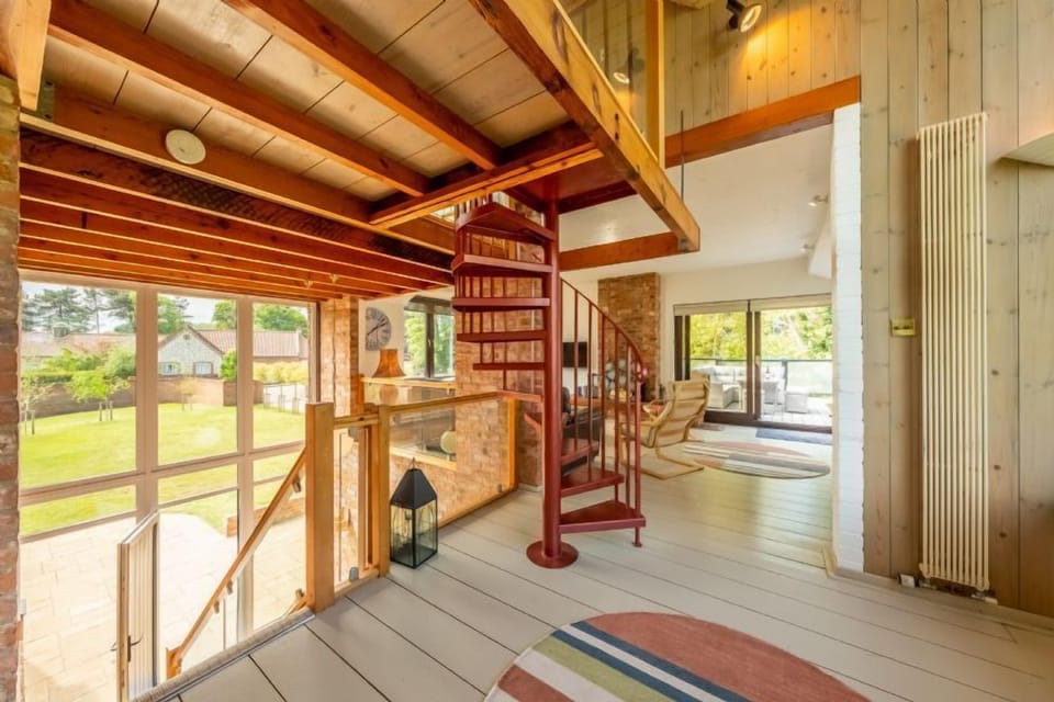 Ground floor: Landing area between sitting room and kitchen
