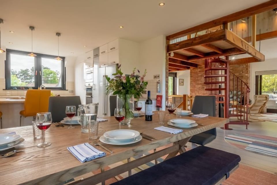 First floor: Dining room