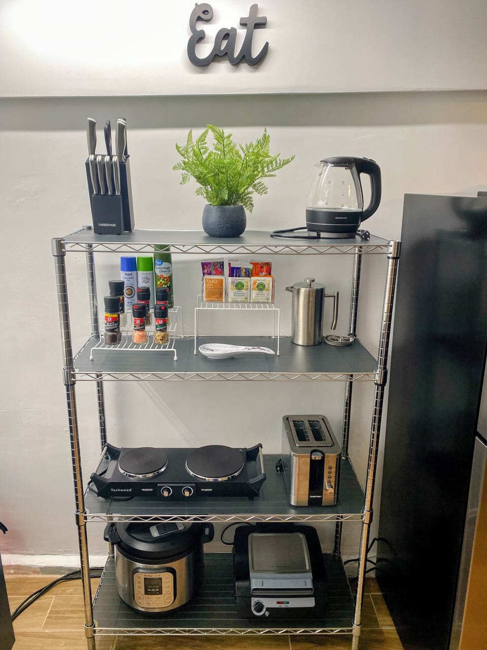 Double hot plate, Instant Pot, grill, kettle. Everything you need