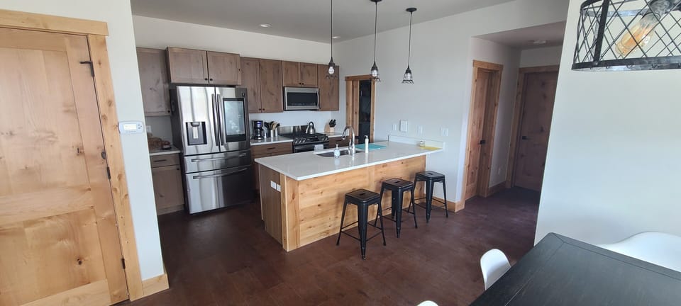 kitchen w/ premium appliances