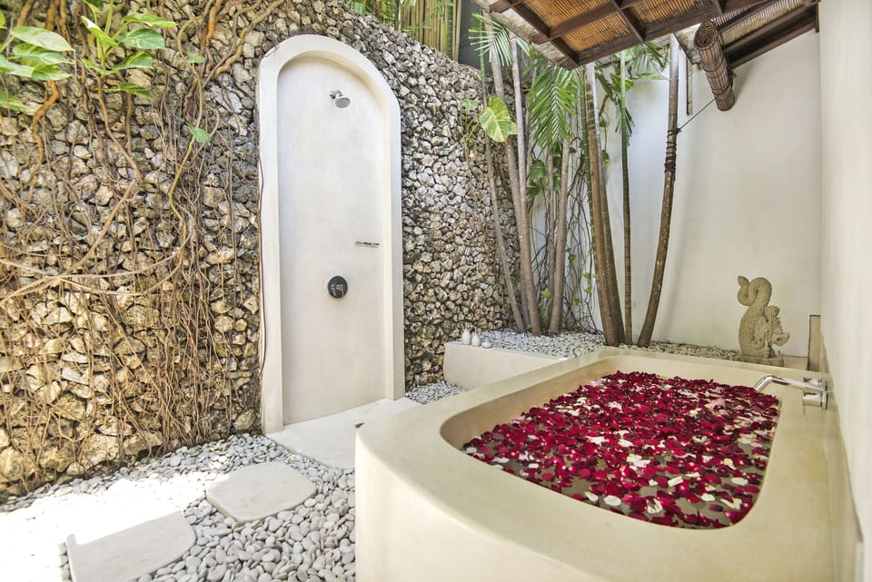Deep soaking bathtub