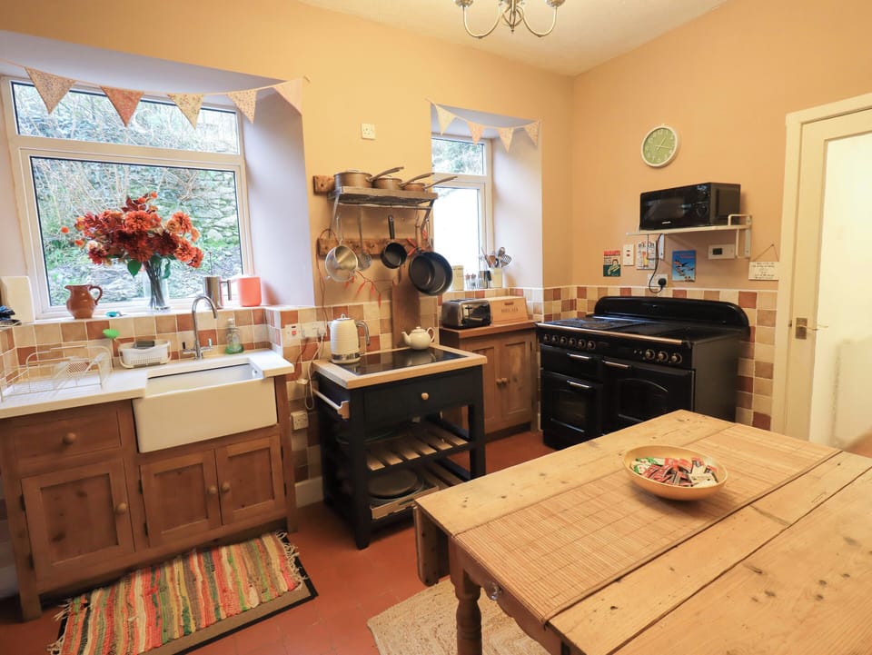 Cottage | Private kitchen | Fridge, microwave, electric kettle, toaster