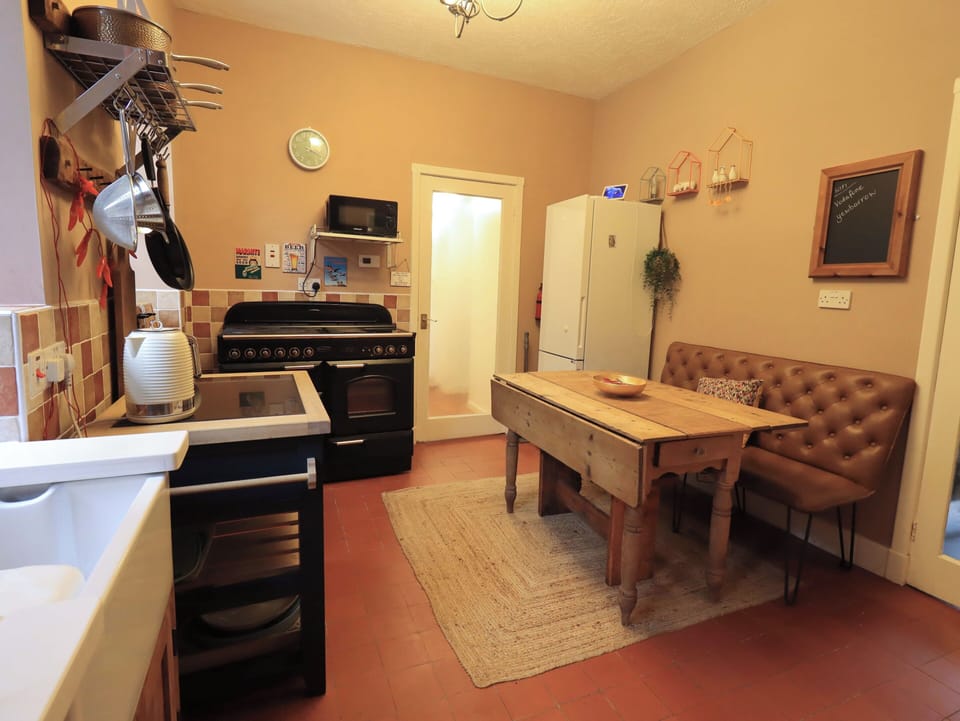 Cottage | Private kitchen | Fridge, microwave, electric kettle, toaster