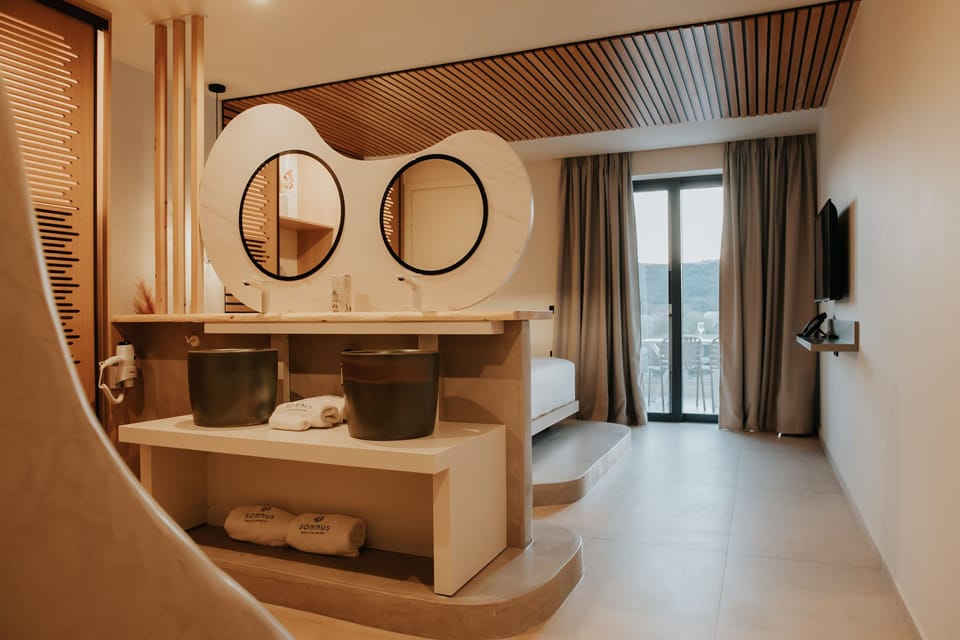 Deluxe Studio Suite | Minibar, in-room safe, blackout drapes, soundproofing