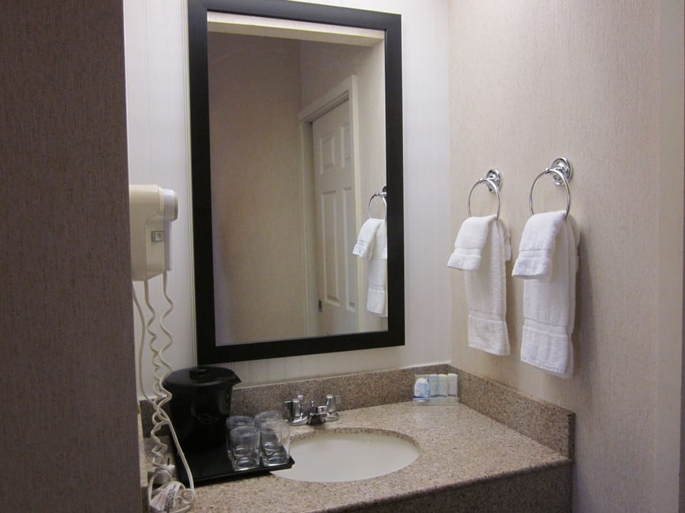 Shower, free toiletries, hair dryer, towels