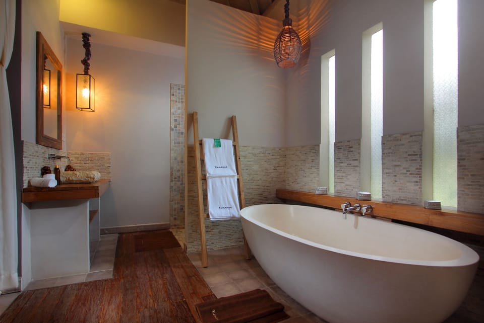Bungalow with Garden View | Bathroom | Combined shower/tub, free toiletries, hair dryer, bathrobes