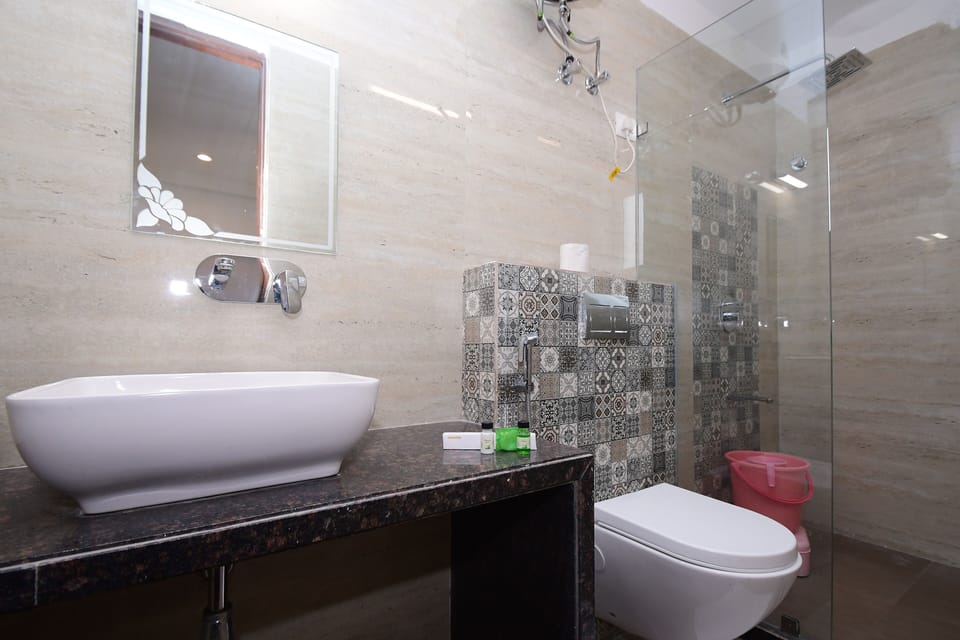 Deluxe Double Room | Bathroom | Shower, rainfall showerhead, free toiletries, towels