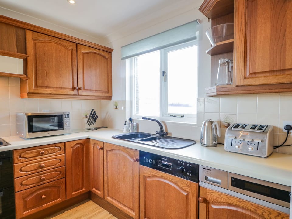 Cottage | Private kitchen | Fridge, microwave, dishwasher, electric kettle